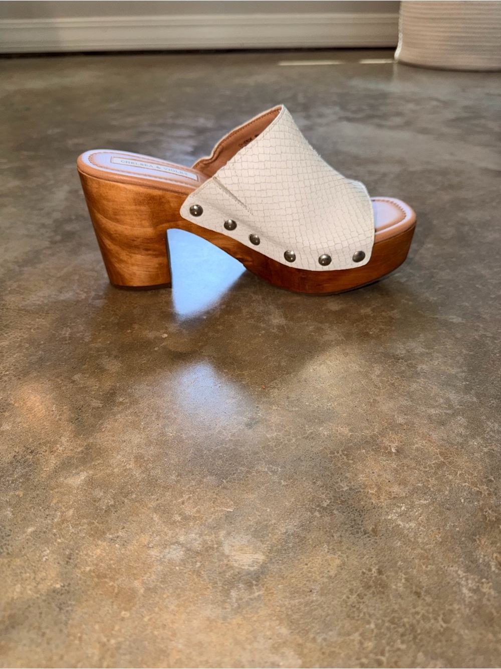 Chelsea & Violet White Snakeskin Wood Clog Mule Heels Studded Platform Size 9 - Picture 3 of 11